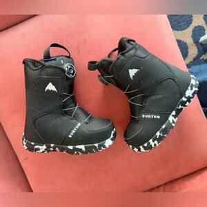 Burton Grom BOA kids Black and White Snowboard Boots size US 3 nwot